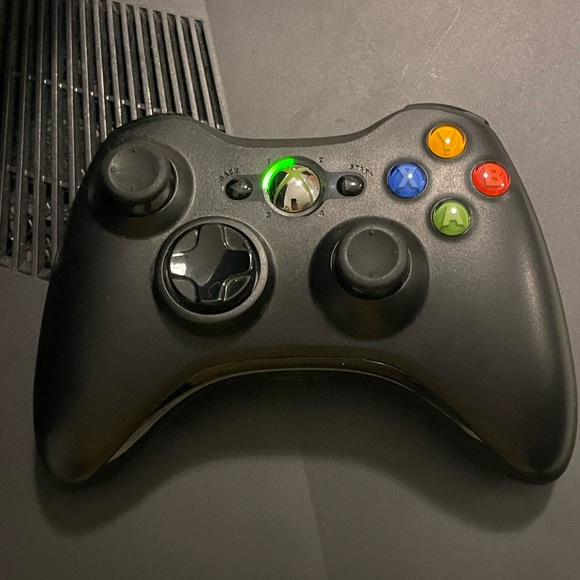 Xbox 360 With 3 Games - Picture 2 of 4